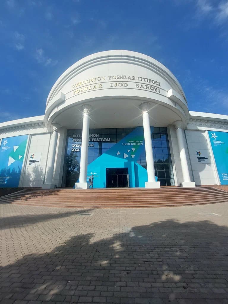 Ташкент, проспект Мустакиллик 2, Дворец Творчества Молодёжи